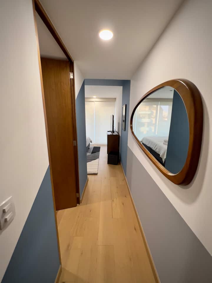 الوصول إلى الممر إلى الغرفة الرئيسية.