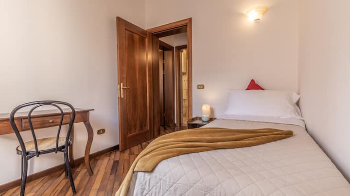 Dhomë teke me ambient studimi/pune