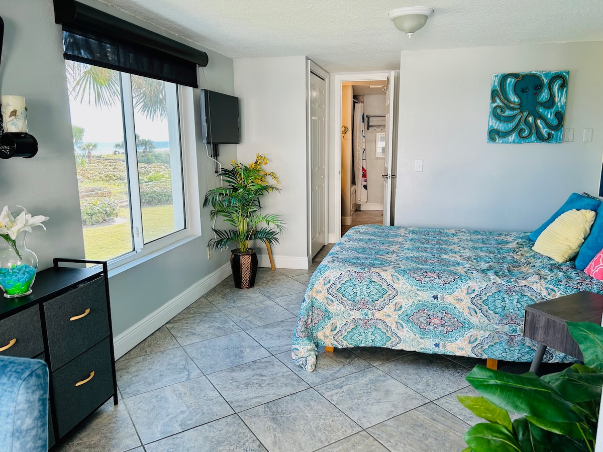 观看邮轮进入港口的游轮