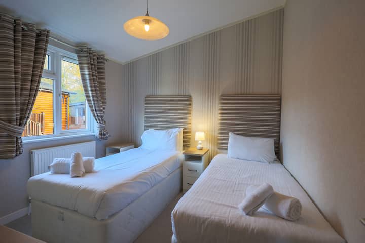 Camera da letto doppia, vista piscina

Finlake Resort & Spa, Chudleigh, Devon, TQ