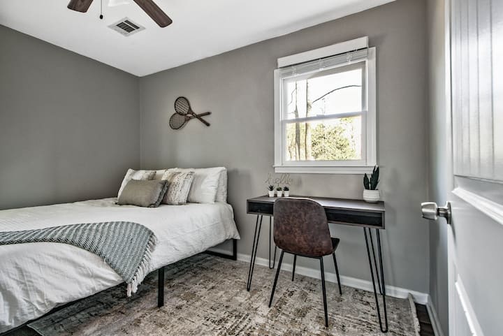 Späť spálňa/kancelária pre hostí s matracom veľkosti queen.