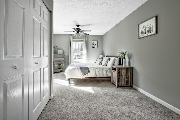 Hlavná spálňa s matracom z pamäťovej peny a vlastnou kúpeľňou.