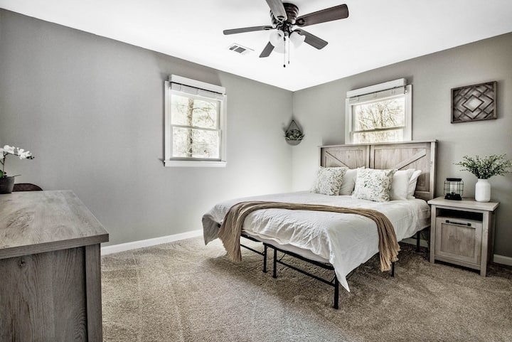 Spálňa pre hostí s matracom veľkosti Queen.