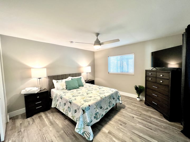 חדר שינה שלישי גדול עם מזרן קווין זיכרון עם גישה ישירה לבריכה 