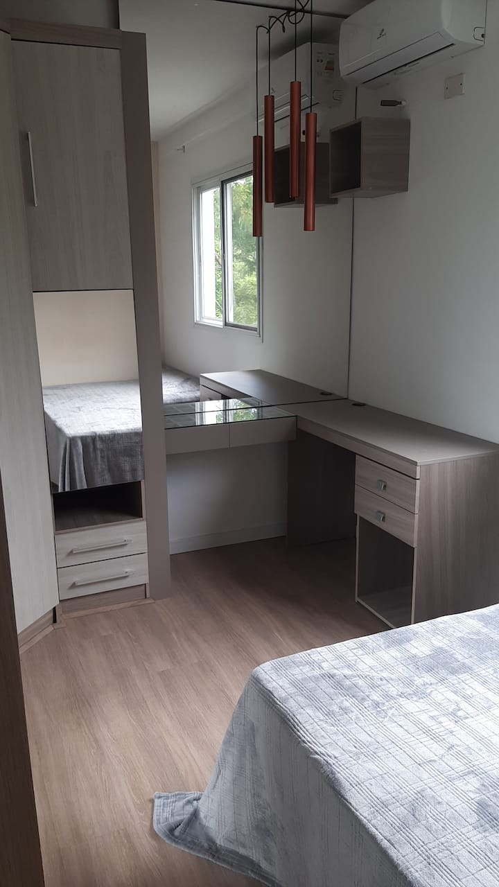 Soba s konjugiranim bračnim krevetom i klima-uređajem s toplom/hladnom vodom.