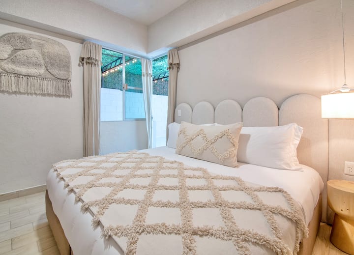 Un remanso de comodidad y elegancia: sumérgete en la tranquilidad de nuestra cama tamaño king con colchón de calidad hotelera y lujosa ropa de cama. Desde los muebles meticulosamente diseñados hasta cada detalle considerado, ofrecemos una estancia sumamente cómoda. 