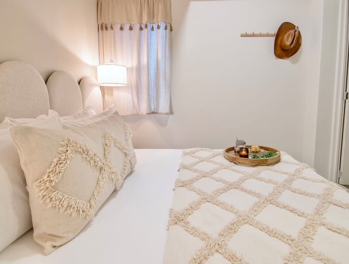 Un remanso de comodidad y elegancia: sumérgete en la tranquilidad de nuestra cama tamaño king con colchón de calidad hotelera y lujosa ropa de cama. Desde los muebles meticulosamente diseñados hasta cada detalle considerado, ofrecemos una estancia sumamente cómoda. 