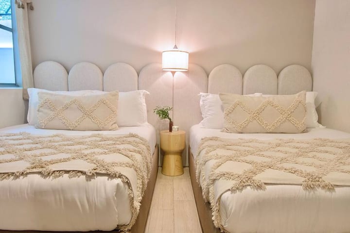 Experimenta el confort y la elegancia al relajarte en nuestra cama doble con un colchón de alta calidad y sábanas de lujo. Desde mobiliario cuidadosamente diseñado hasta cada detalle pensado al máximo, garantizamos una estancia extremadamente cómoda