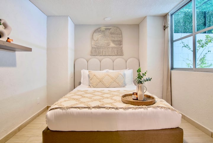 Un remanso de comodidad y elegancia: sumérgete en la tranquilidad de nuestra cama tamaño queen con colchón de calidad hotelera y ropa de cama de lujo. Desde los muebles meticulosamente diseñados hasta cada detalle considerado, ofrecemos una estancia sumamente cómoda. 