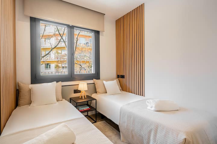 自然光がたっぷり入るツインベッドルームは、清潔でモダンな設備が整っています。