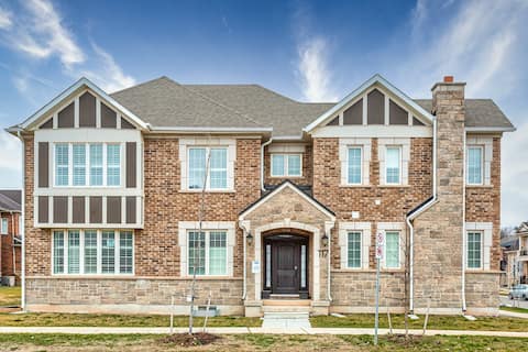 Comfortable Luxury Home in Oakville