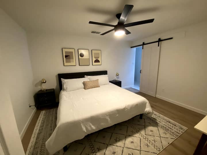 2 - ри основен дом с суперголямо двойно легло, самостоятелна баня, 43 - инчов HD телевизор и бяла звукова машина за тиха почивка.