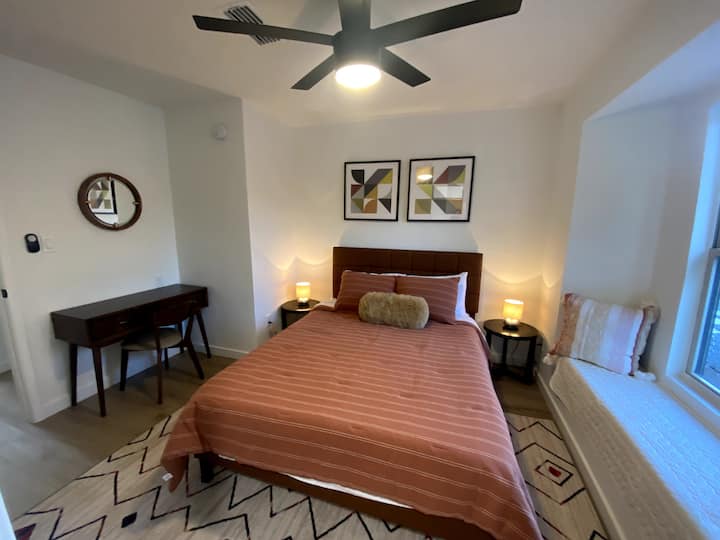 Стаята има двойно легло, тъмни щори и дрешник