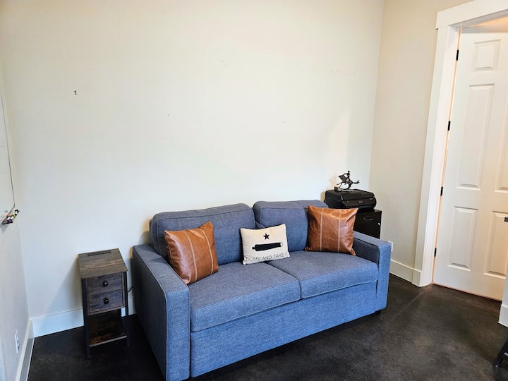 Bureau avec canapé-lit queen size escamotable et salle de bain attenante complète