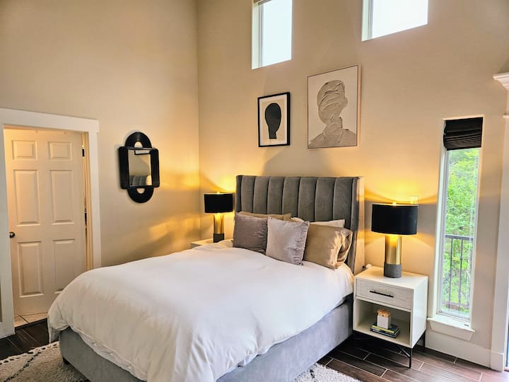 Chambre principale avec lit Queen Size