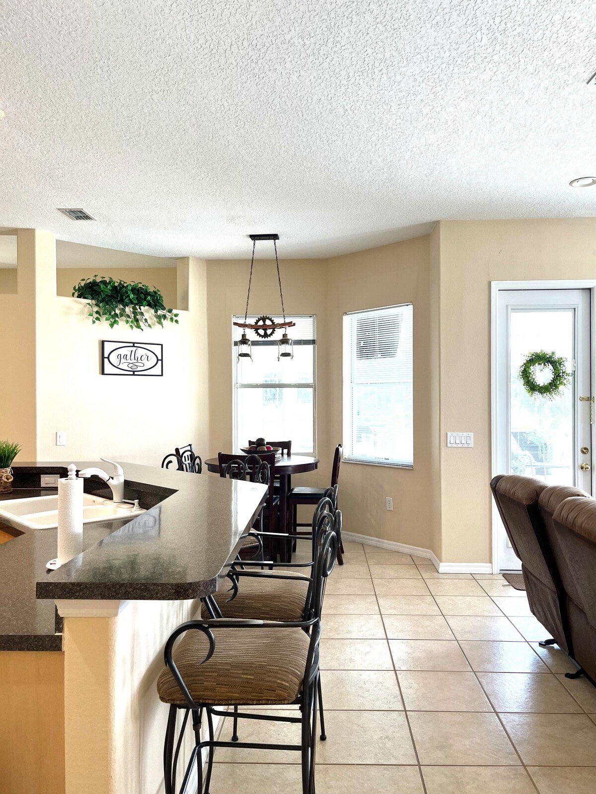 Top Airbnb: By Disney w/private pool, Lake, golf, pickleball in Davenport