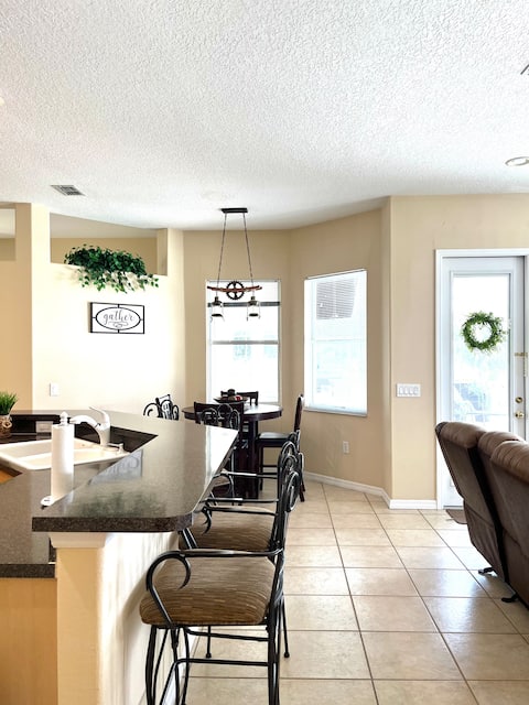 Top Airbnb: By Disney w/private pool, Lake, golf, pickleball in Davenport