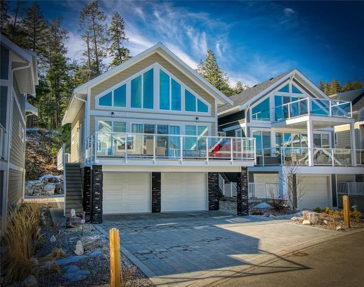 Steps to main pool/hot tubs/ pet friendly Houses for Rent in Kelowna