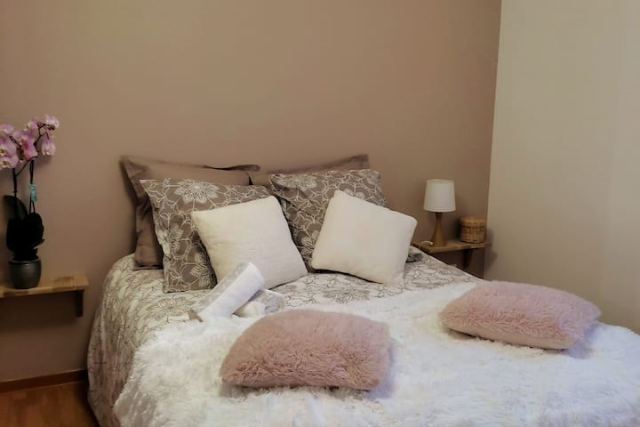 Спалня със 140 легла, качествено спално бельо, нова марка мерино и направена във Франция