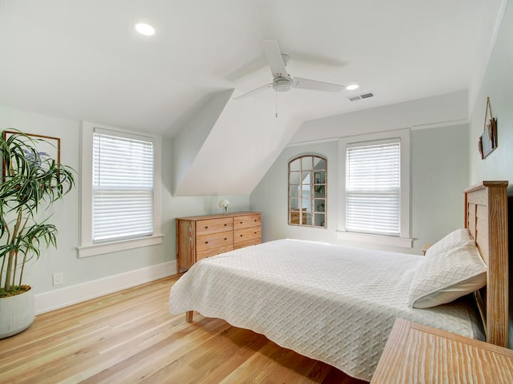 غرفة النوم الثانية الواسعة بحجم كوين