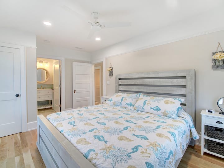 غرفة نوم أساسية في/ حمام داخلي، سرير كينج وتلفزيون لمدة عام