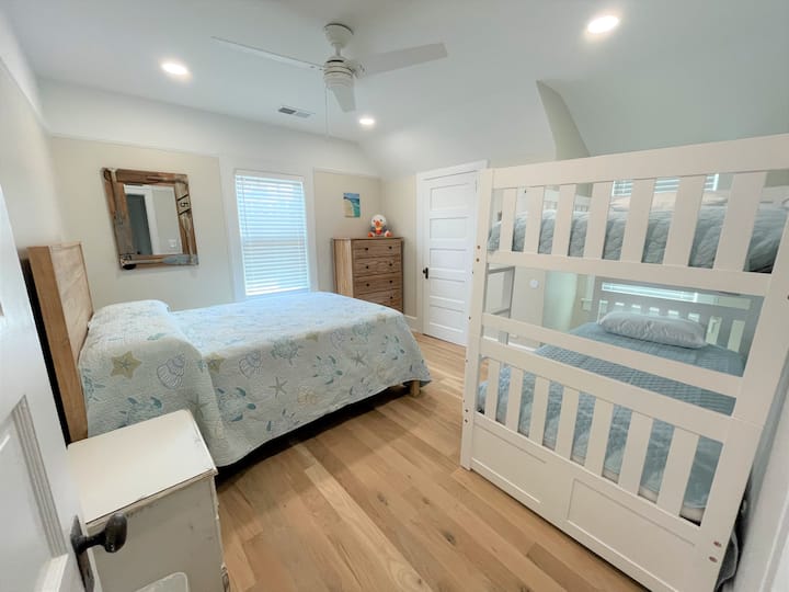 سرير كامل وسرير مزدوج فوق سرير مزدوج في غرفة النوم الرابعة