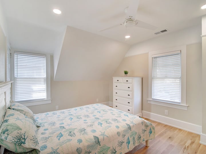 غرفة نوم ثالثة مع غرفة نوم ومكتب بحجم كوين (غير معروضة)