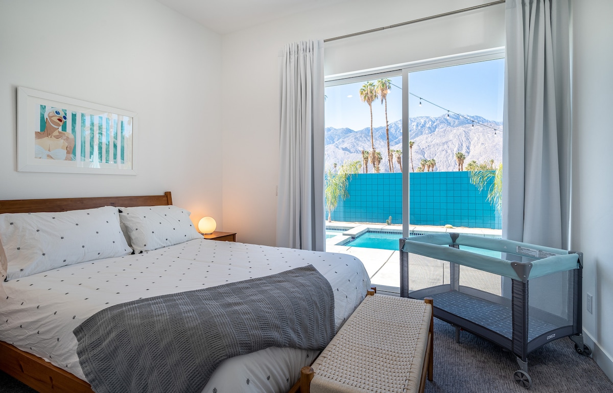 Spálňa s manželskou posteľou a 43-palcovým televízorom.