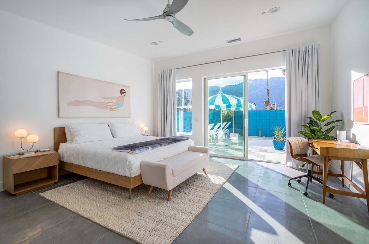 Primárna spálňa s pracovnou stanicou.