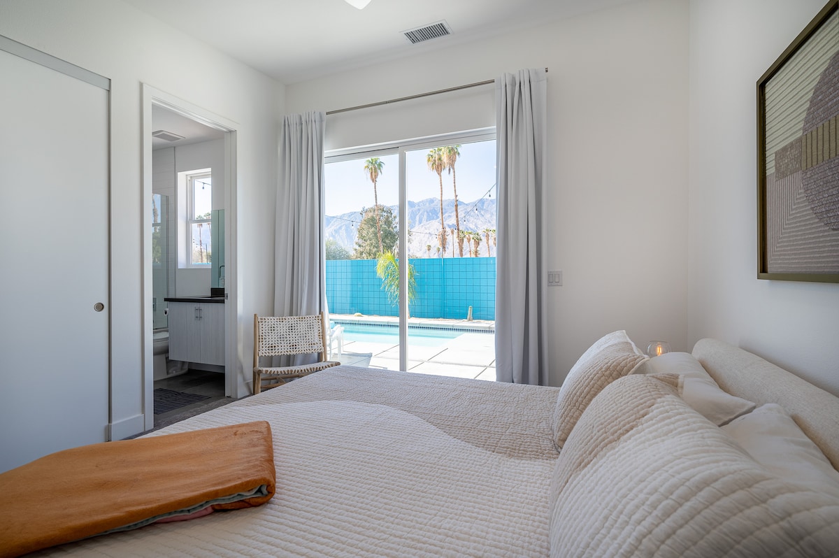 Stredná spálňa s vlastnou kúpeľňou, manželskou posteľou King a 43-palcovým televízorom.