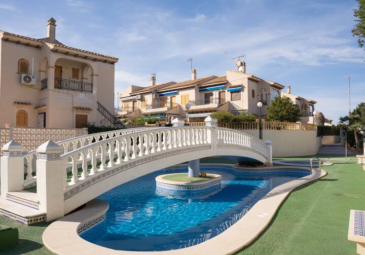 Bungalow between Torre La Mata and Torrevieja Houses for Rent in