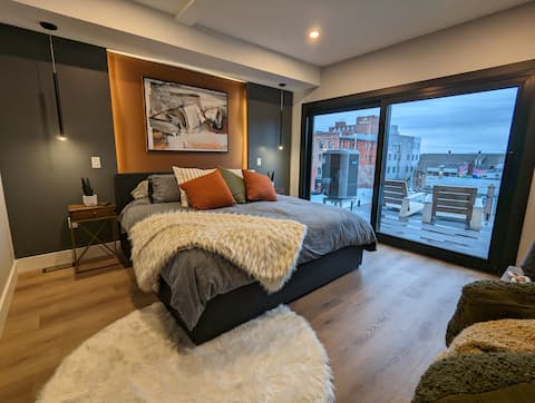 Wayne Manor Penthouse - Luxury / Rooftop Hot Tub