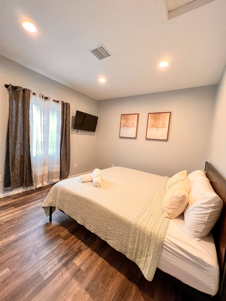 2nd bedroom 
King size bed 