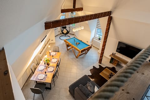Loft with pool table and Playstation 4*kitchen island