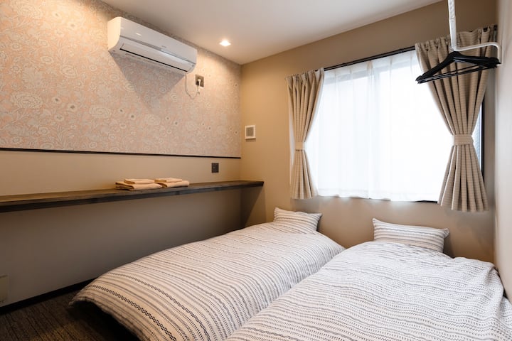 Тази спалня има само матрак.Тъй като не е високо (около 20 см), малките деца могат да бъдат спокойни.