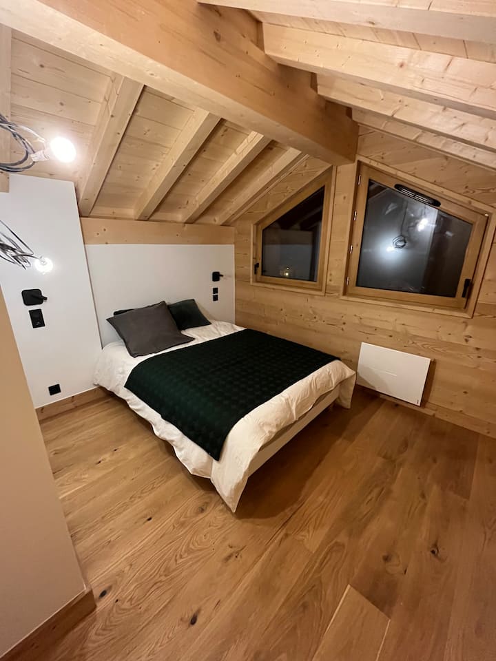 Спалня с легло 200*140
Легло и възглавници 60*60