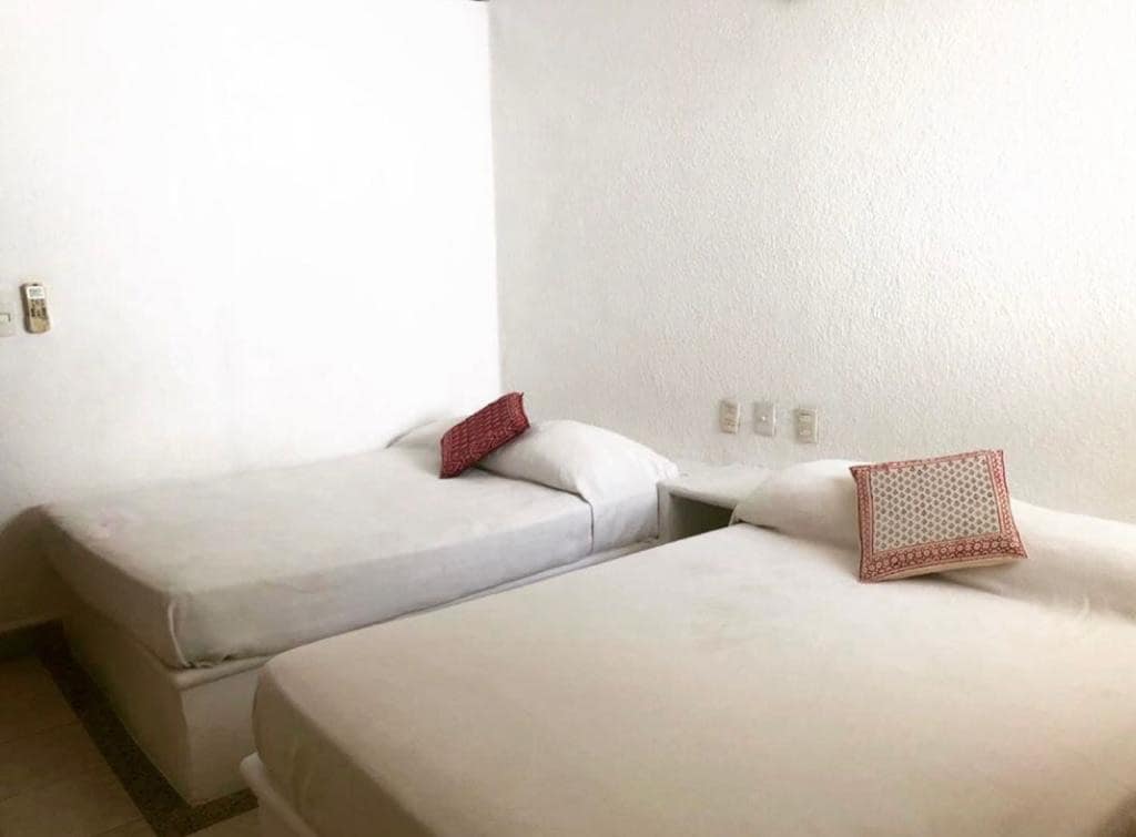 二、2号卧室
双人床