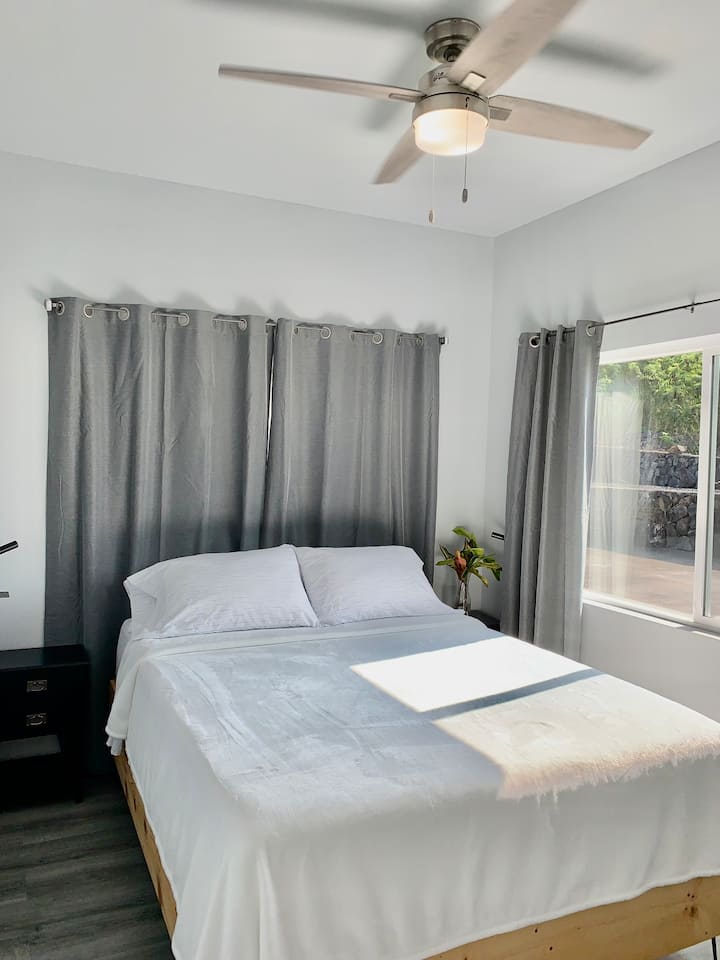 Bračni krevet (160x200) s dovoljno sunčevog svjetla i sjenilima za zamračivanje