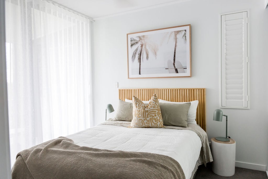 第三间卧室的轻松海滩感觉，配备非常舒适的标准双人床。 这间卧室还有一个带有遮阳台的阳台，您可以在那里喝一杯，欣赏Weba湖上壮丽的日落。