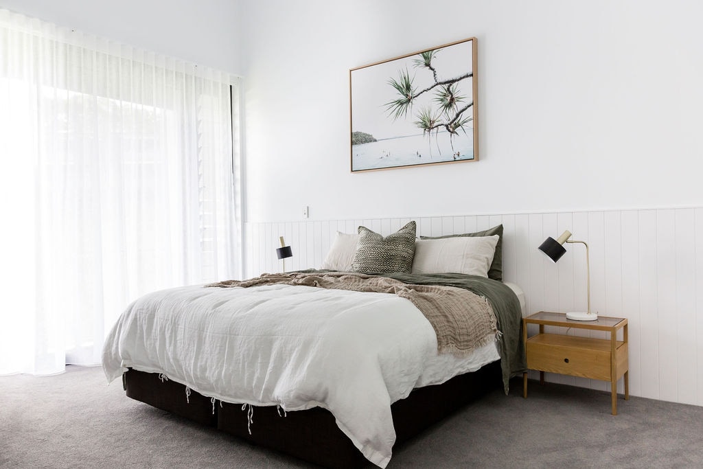 宽敞的主卧套房和豪华舒适的加大双人床