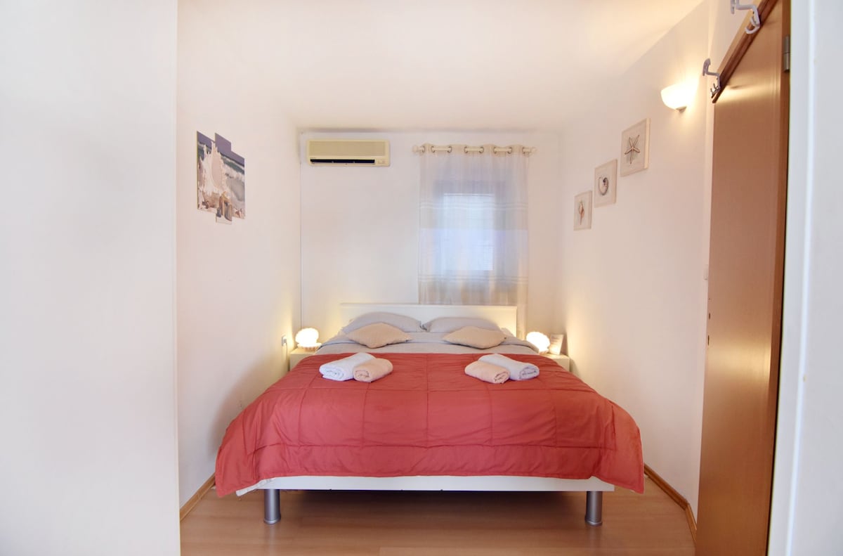 Საძინებელი ორადგილიანი საწოლით 160x200, კონდენციონერი, ორი საწოლიანი მაგიდა ღამის ნათურებით და გარე ფანჯარა