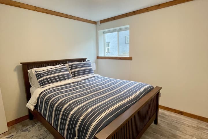 Second bedroom with queen size bed
