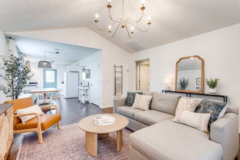 Walnut St: 3BR/2BA, Pet-Friendly, Fire Pit Fun