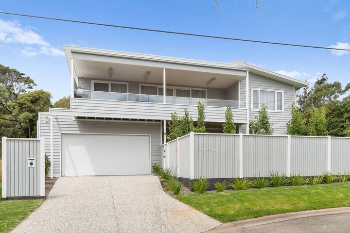 Shelby Beachhouse – Scandi Hot Tub & McCrae Views!