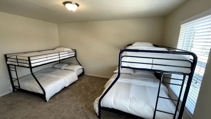 Izbač.2
s 2 dvojčatami
Televízor s 2 manželskými posteľami
na sledovanie vašich obľúbených aplikácií.