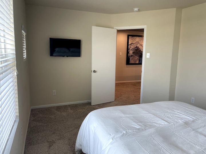 Manželská posteľ na poschodí s inteligentnou televíziou. Izba č.1