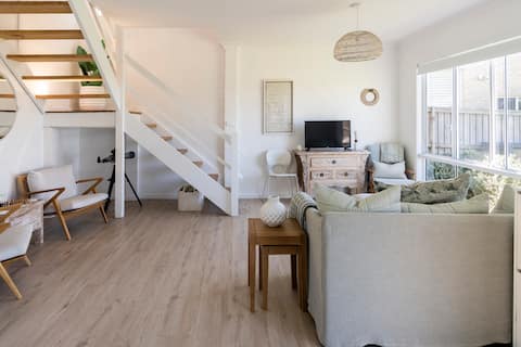 Successful Airbnb property: 30 seconds to beach. Updated 1970s beauty! in Copacabana