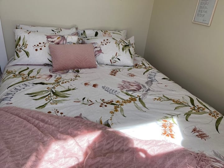 Დედოფლის ზომის საწოლი მზიან ოთახში