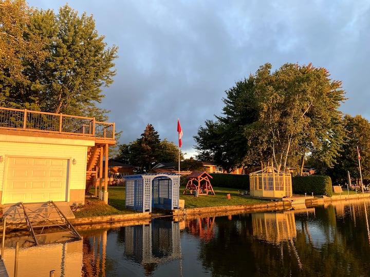 Your Lakeside 4bedroom relaxing getaway! Houses for Rent in Kawartha