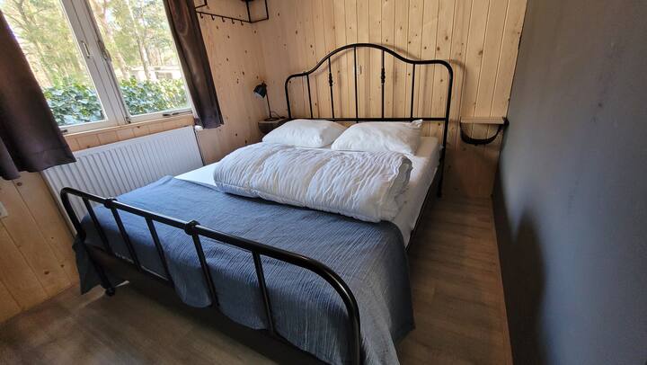 De tweede slaapkamer heeft een bed van 160x200 cm.